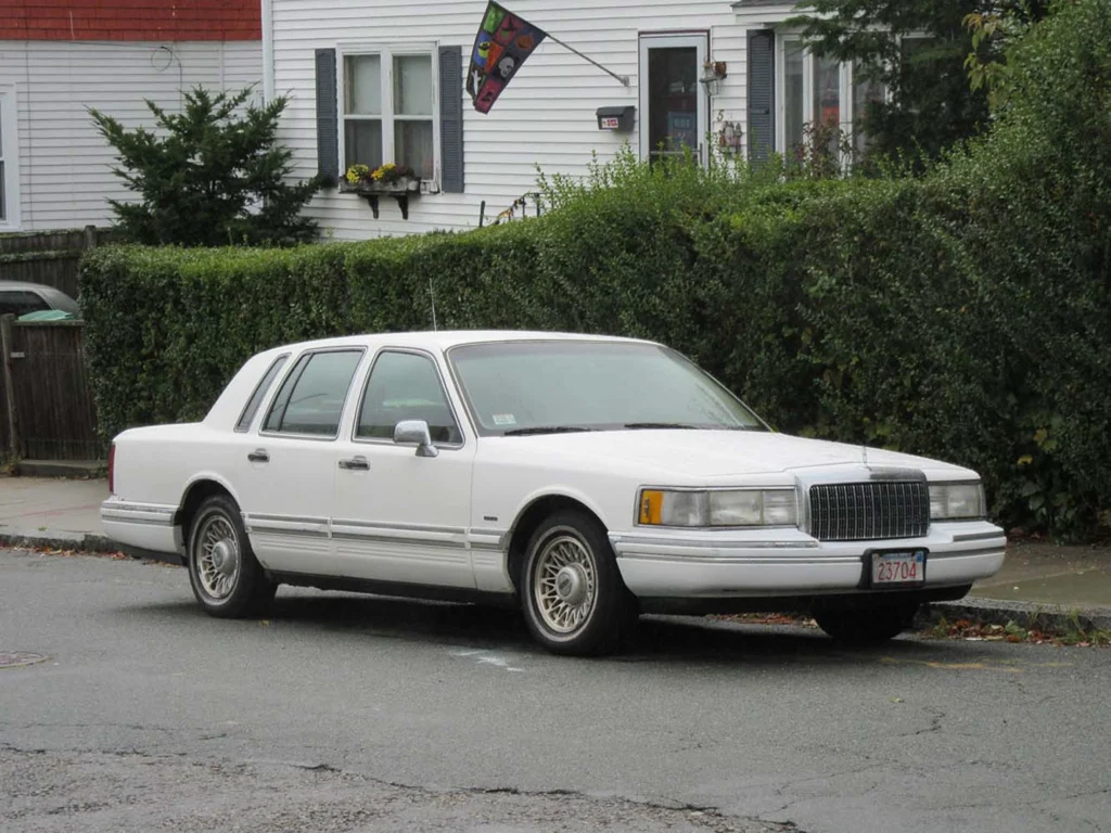 white lincoln towncar